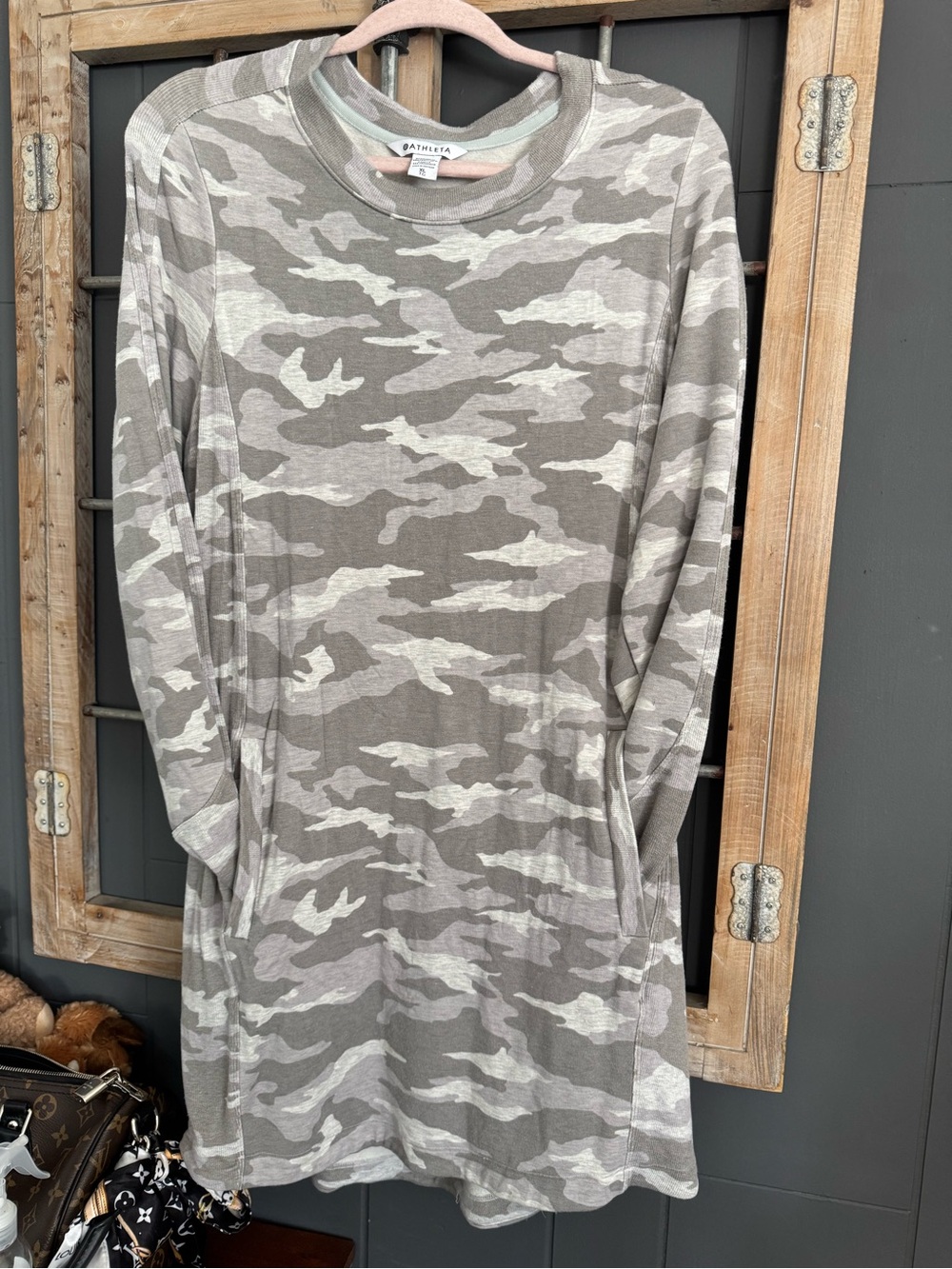 Athleta Womans Gray Camo Long-Sleeve Top with pockets